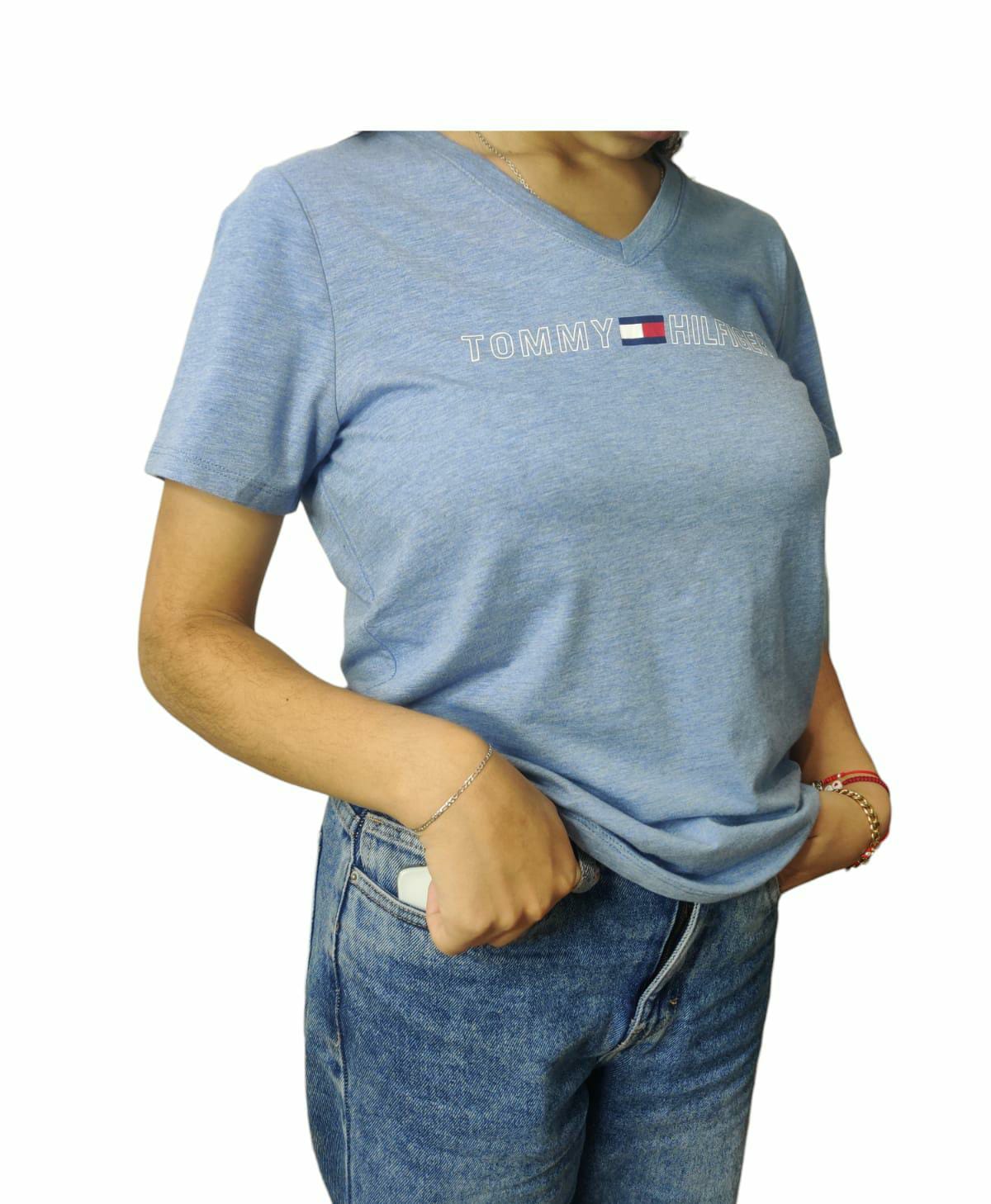 Polo casual de mujer color celeste  de la marca Tommy Hilfiger